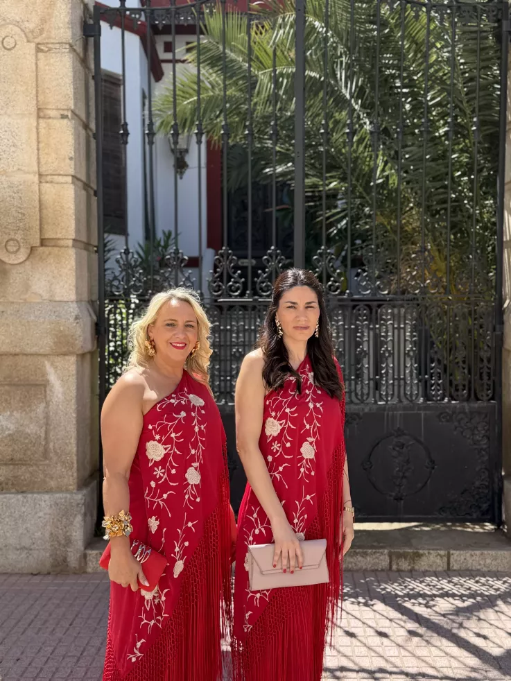 Vestido Mantón bordado rojo