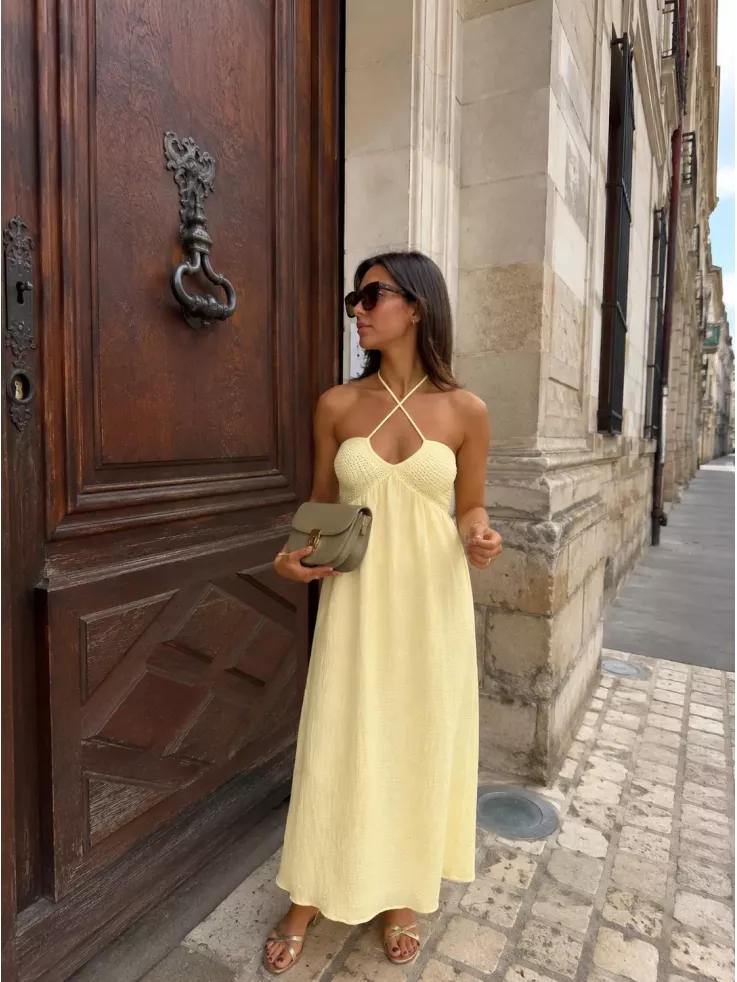 Vestido con escote de crochet amarillo