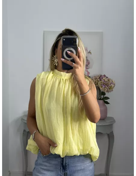 Blusa amarilla fluorescente lazada espalda al aire