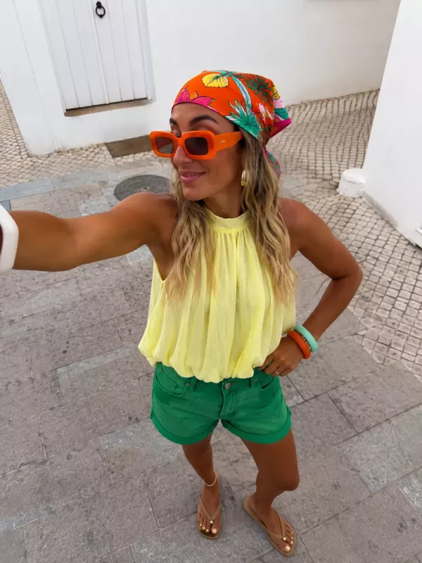 Blusa amarilla fluorescente lazada espalda al aire