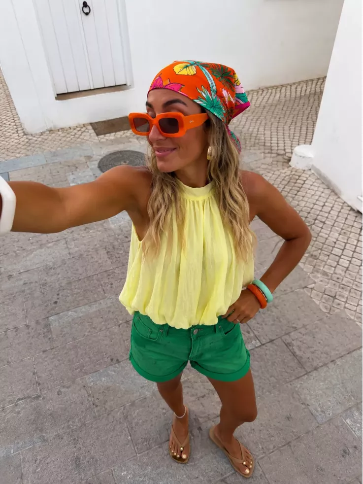 Blusa amarilla fluorescente lazada espalda al aire