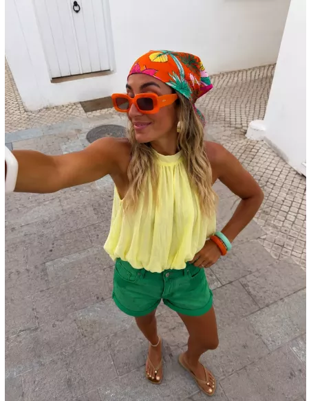 Blusa amarilla fluorescente lazada espalda al aire