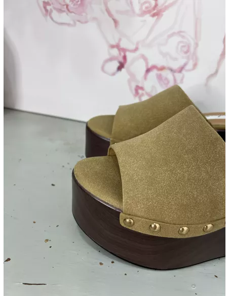 Zueco con tachuelas doradas