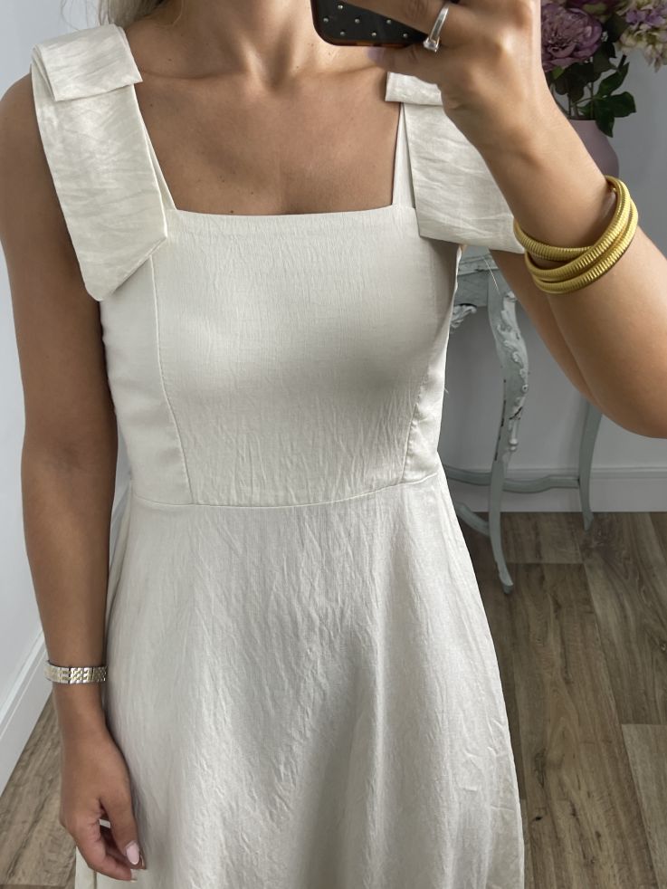 Vestido beige con tiranta lazo