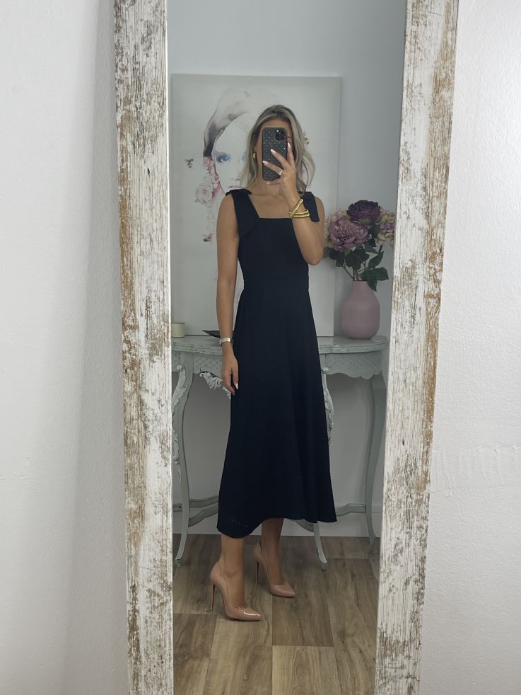 Vestido negro con tiranta lazo