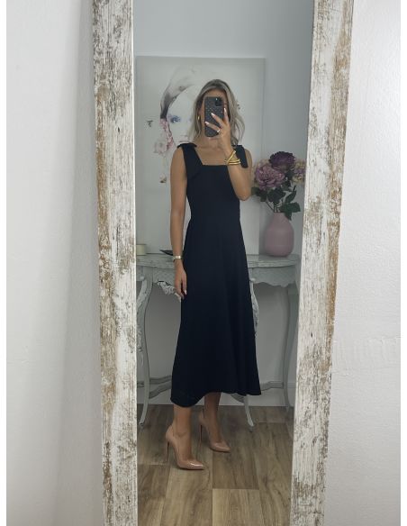 Vestido negro con tiranta lazo