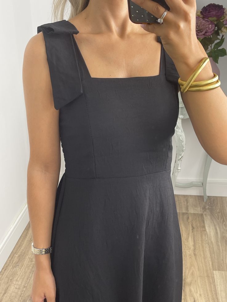 Vestido negro con tiranta lazo