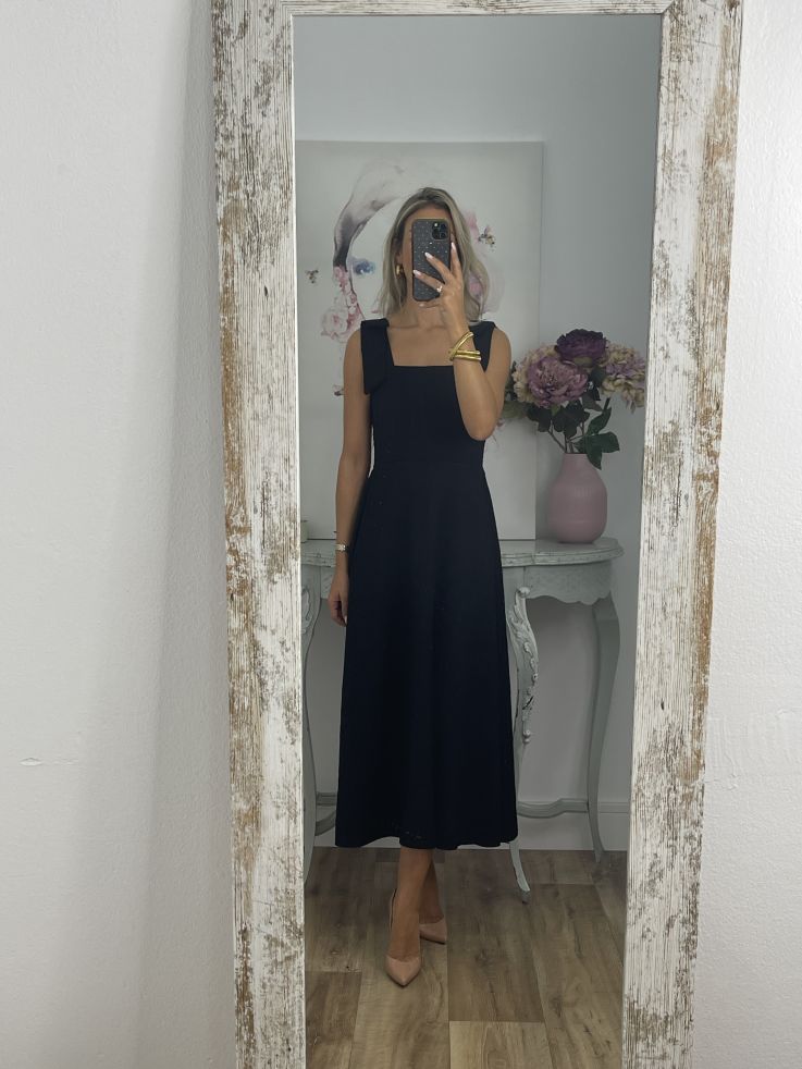 Vestido negro con tiranta lazo