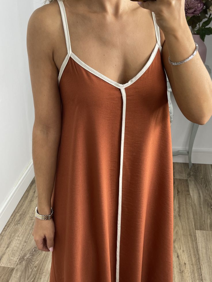 Vestido teja con línea beige