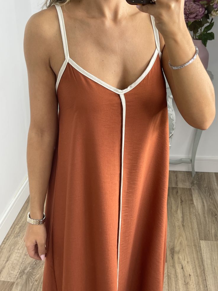 Vestido teja con línea beige