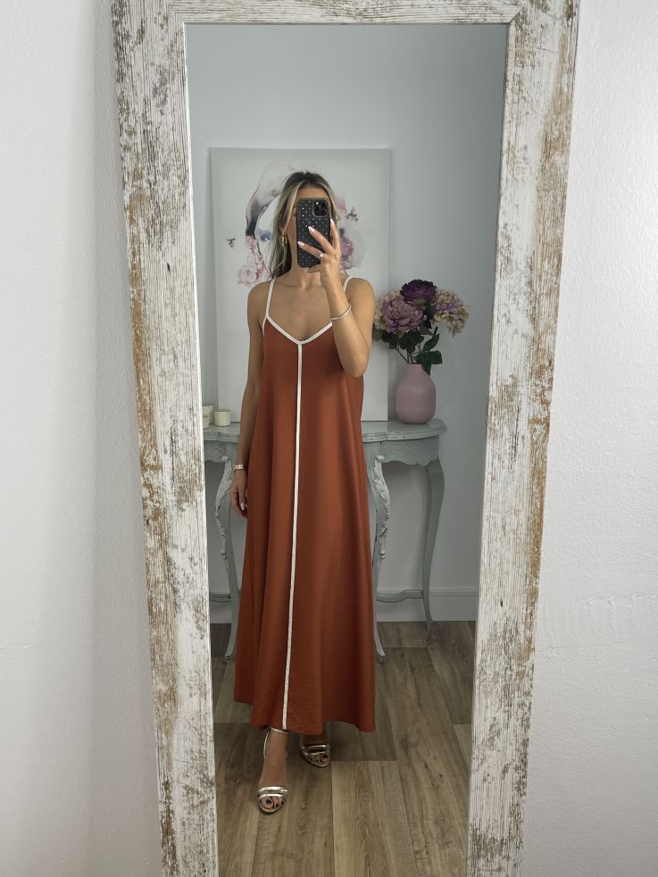Vestido teja con línea beige