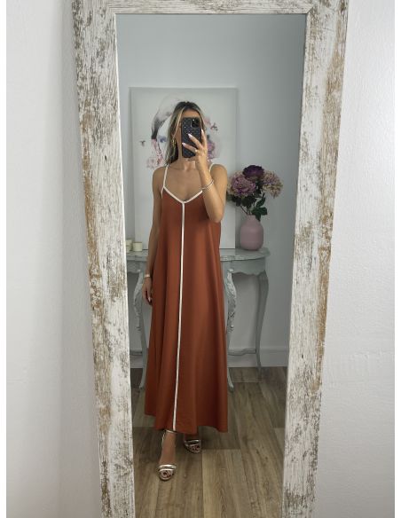 Vestido teja con línea beige