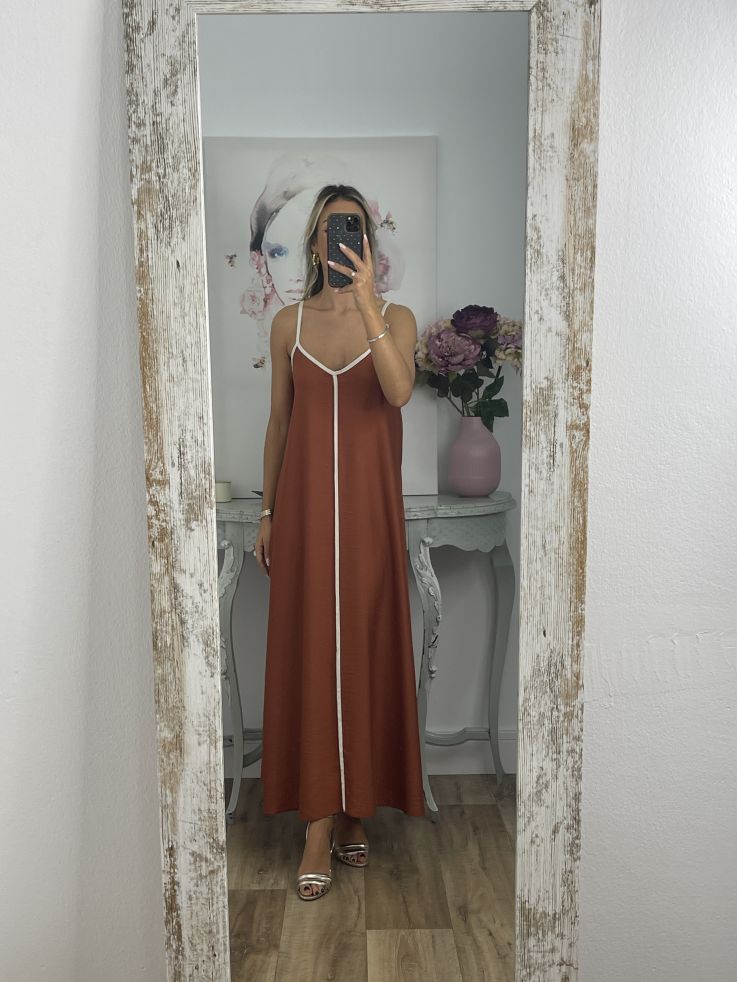 Vestido teja con línea beige
