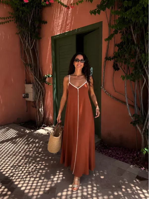 Vestido teja con línea beige