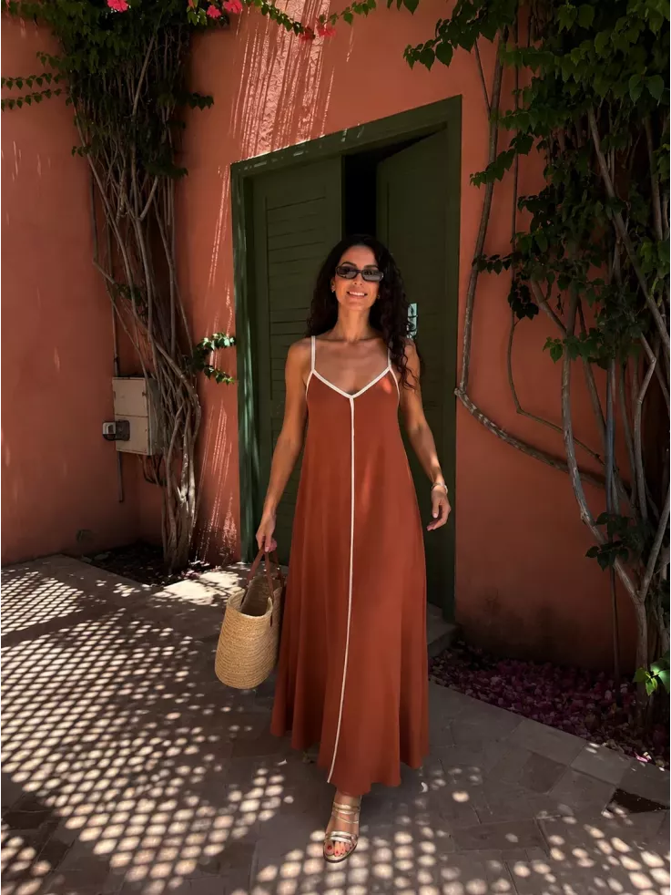 Vestido teja con línea beige