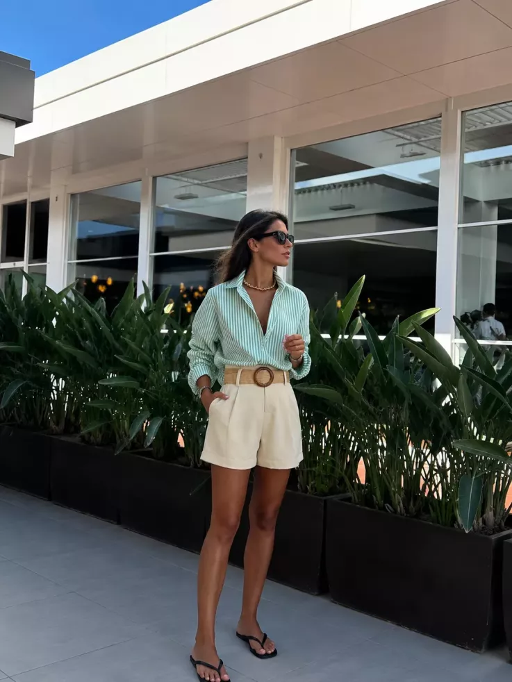 Pantalón Gal beige corto con cinturón rafia