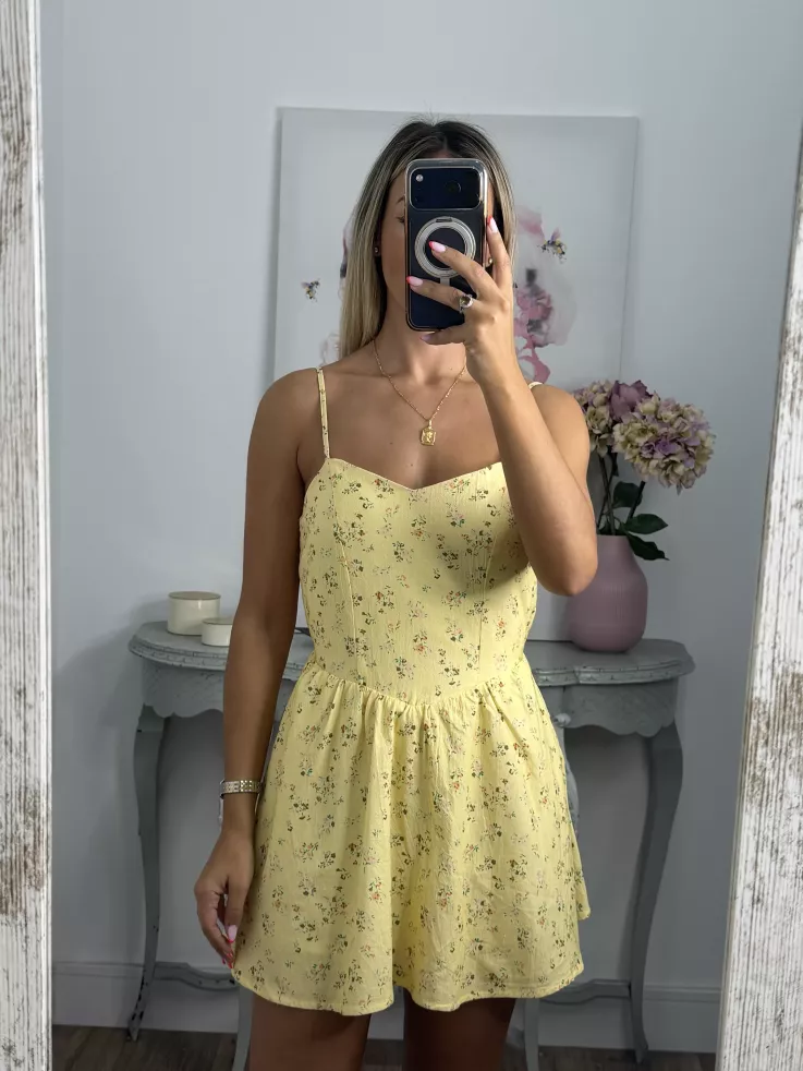 Mono Brasilia amarillo de flores
