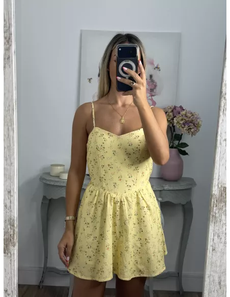 Mono Brasilia amarillo de flores
