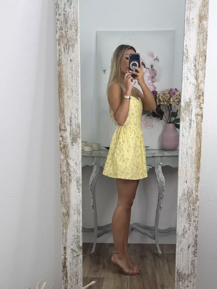 Mono Brasilia amarillo de flores