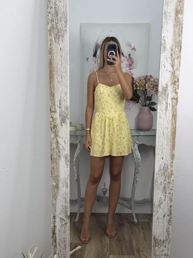 Mono Brasilia amarillo de flores