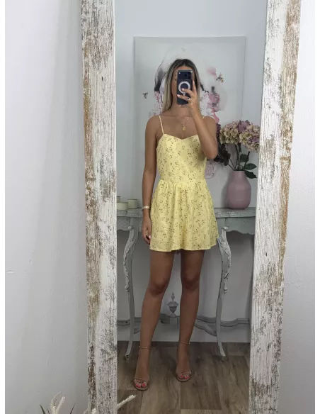 Mono Brasilia amarillo de flores