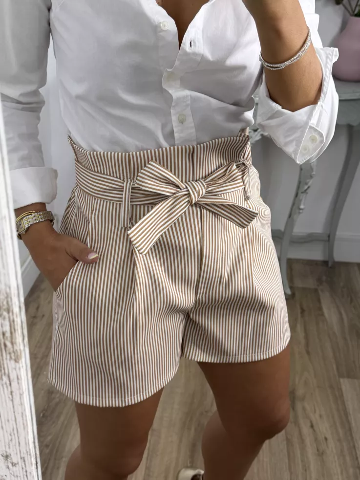 Short tiro alto de rayas