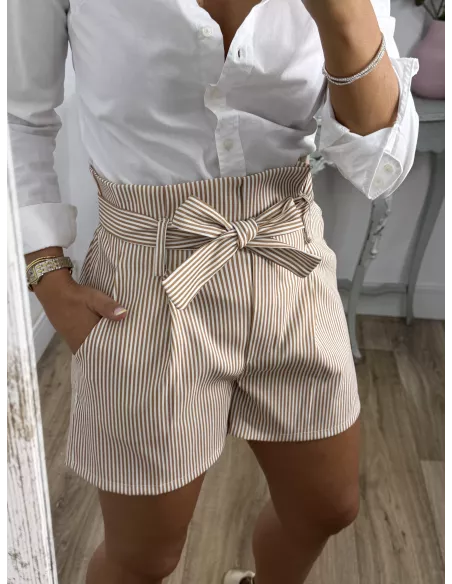 Short tiro alto de rayas