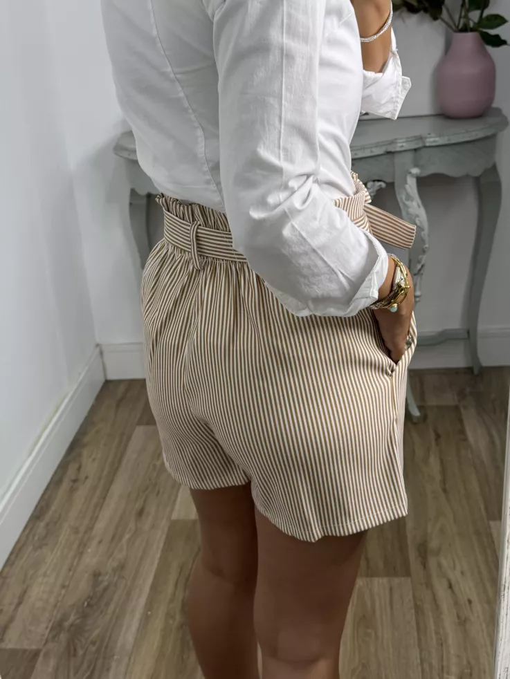 Short tiro alto de rayas