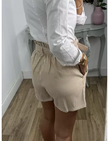 Short tiro alto de rayas