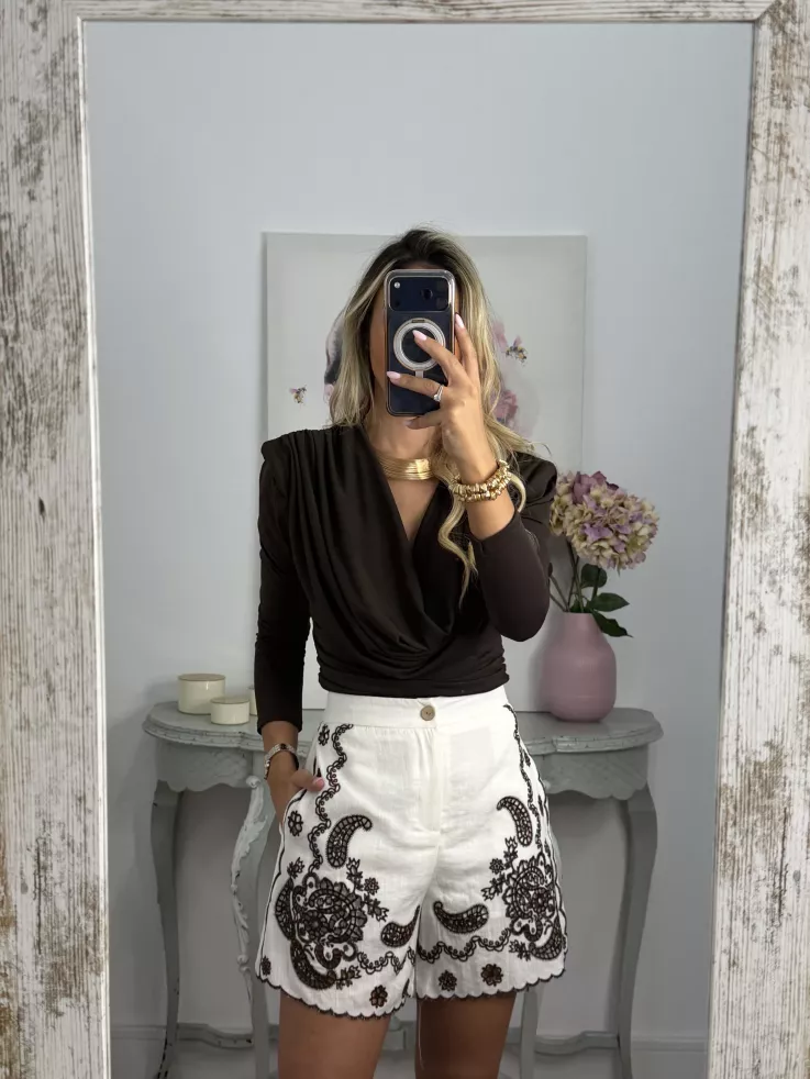 Short blanco con bordados