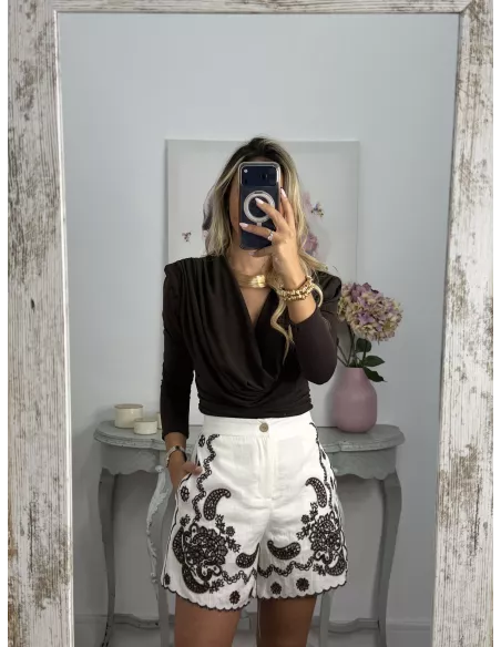 Short blanco con bordados