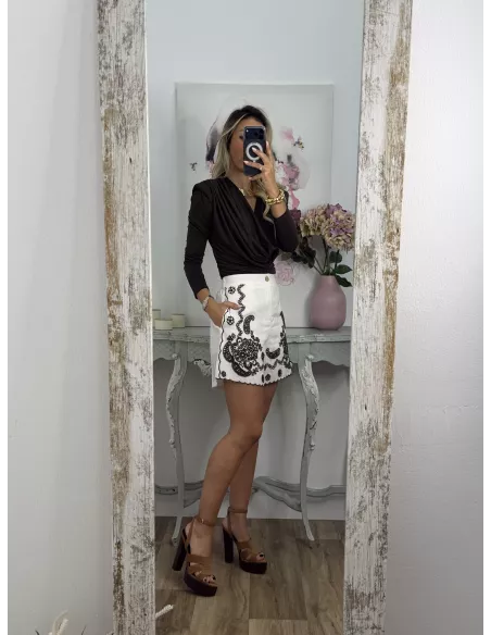 Short blanco con bordados