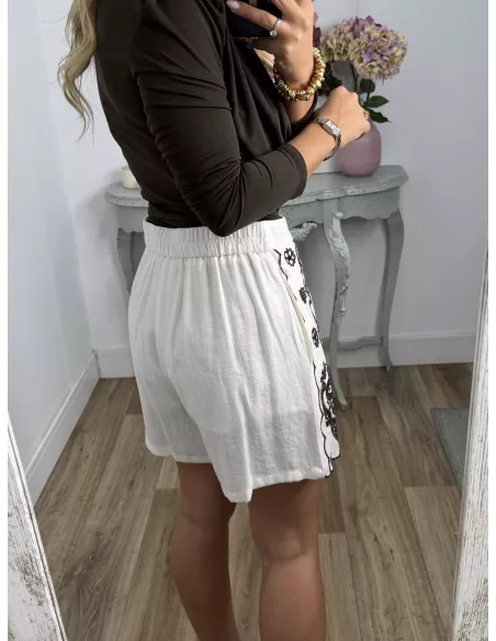 Short blanco con bordados