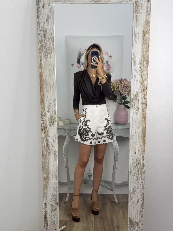Short blanco con bordados