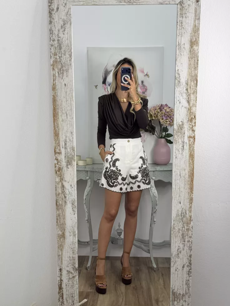 Short blanco con bordados