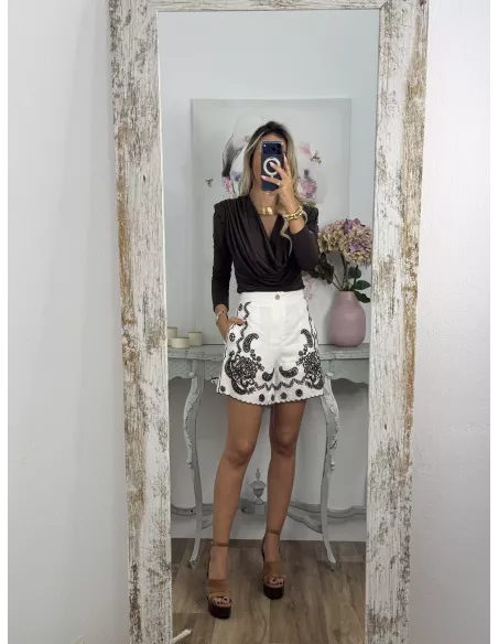 Short blanco con bordados