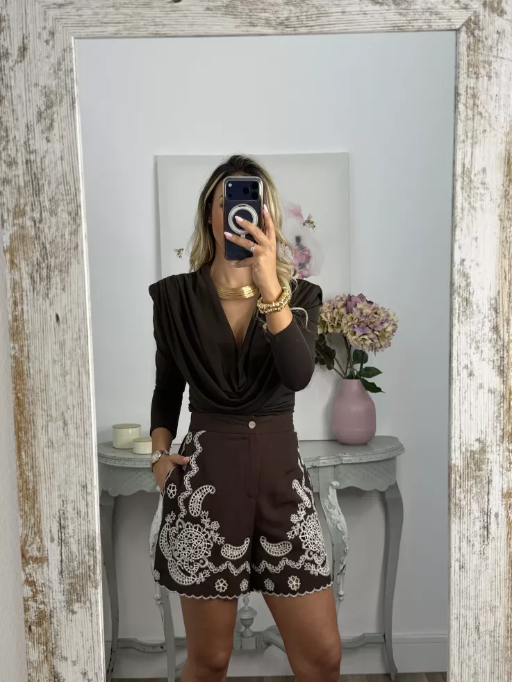Short chocolate con bordados