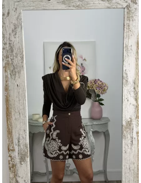 Short chocolate con bordados