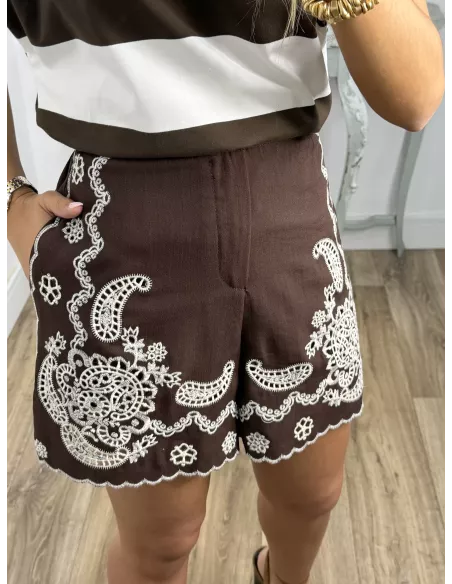 Short chocolate con bordados