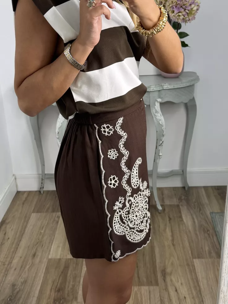 Short chocolate con bordados