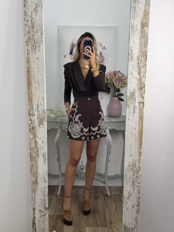 Short chocolate con bordados
