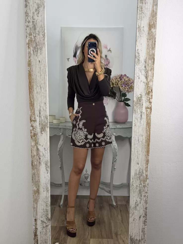 Short chocolate con bordados