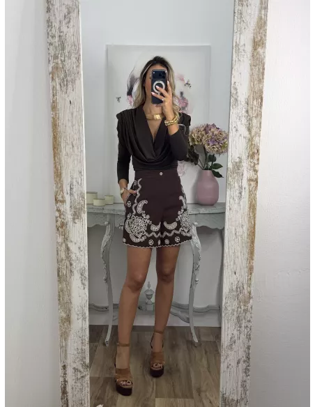Short chocolate con bordados