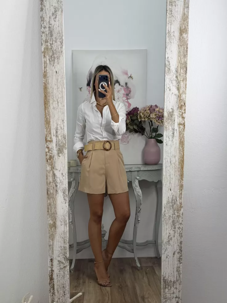 Pantalón Gal camel corto con cinturón rafia