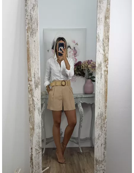 Pantalón Gal camel corto con cinturón rafia