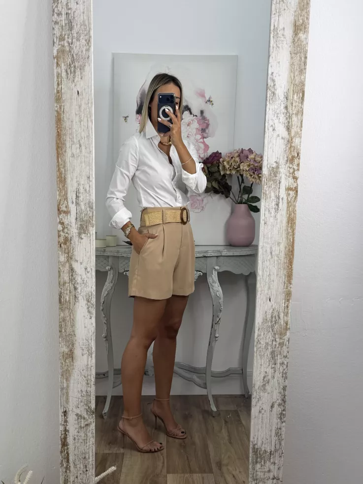 Pantalón Gal camel corto con cinturón rafia