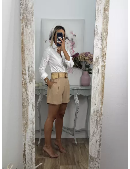 Pantalón Gal camel corto con cinturón rafia