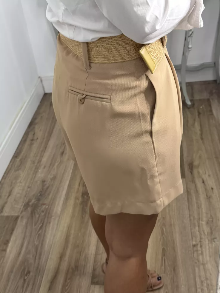 Pantalón Gal camel corto con cinturón rafia