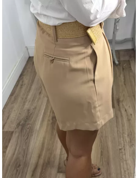 Pantalón Gal camel corto con cinturón rafia