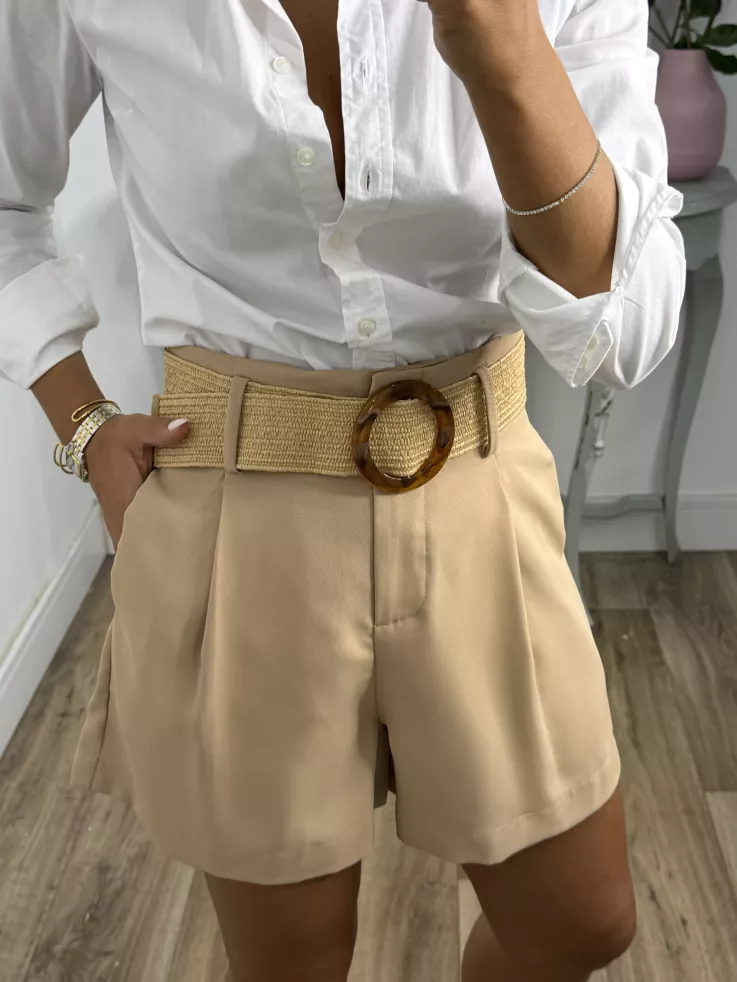 Pantalón Gal camel corto con cinturón rafia